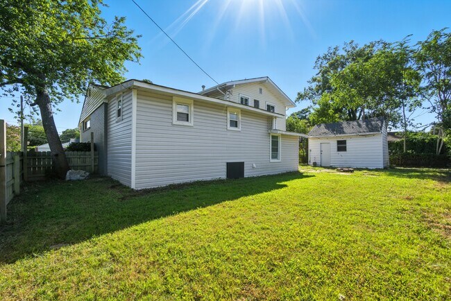 Building Photo - 2918 Somerset Ln
