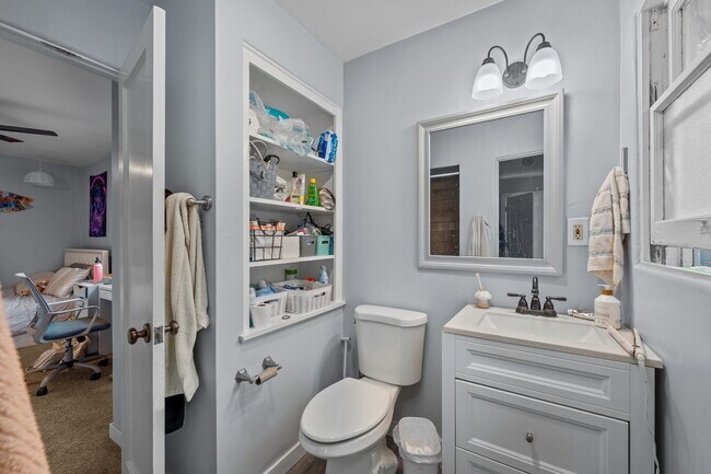 Building Photo - Large backyard - no back house!