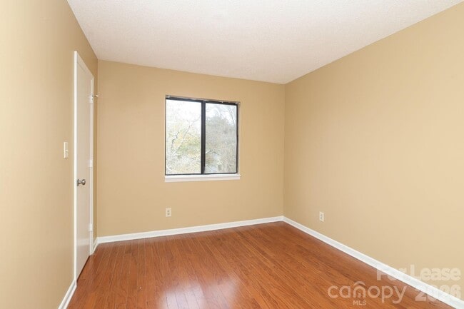 Building Photo - 11086 Harrowfield Rd