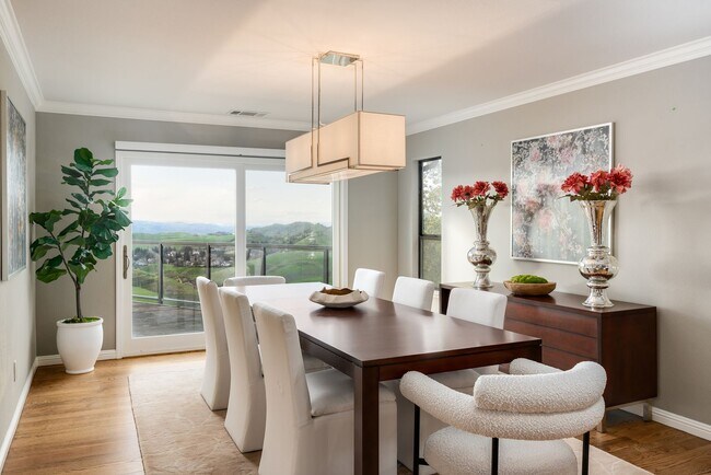 Building Photo - 4 Bed 3.5 Bath In Round Hill Estates North