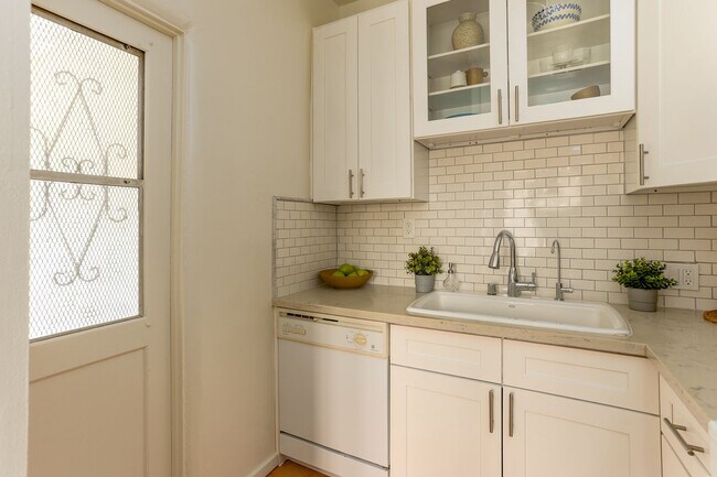 Building Photo - 2166 Beachwood Terrace
