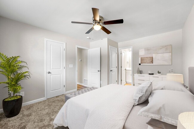 Building Photo - Spacious 3-bedroom, 2.5-bathroom End-unit townhome