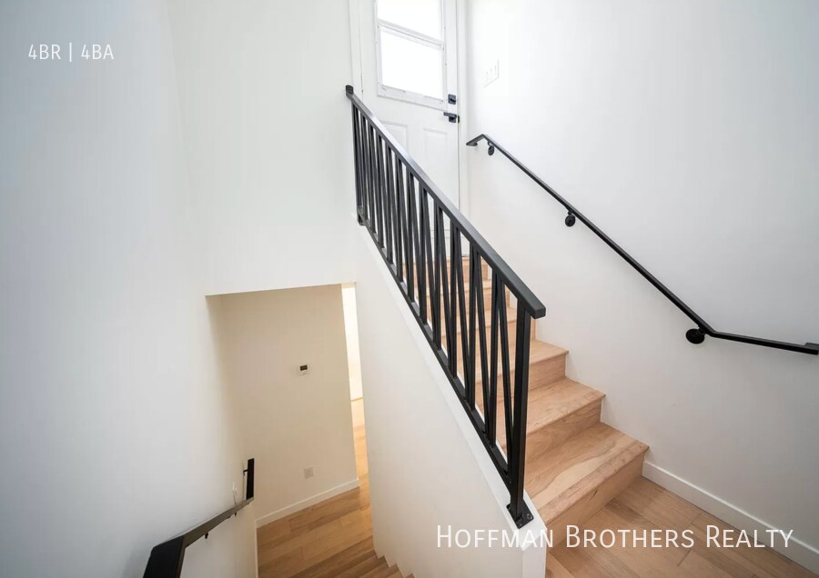 Building Photo - 2683 Roseview Ave