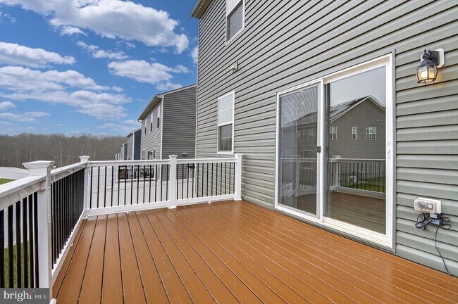 Building Photo - 3210 White Tail Dr