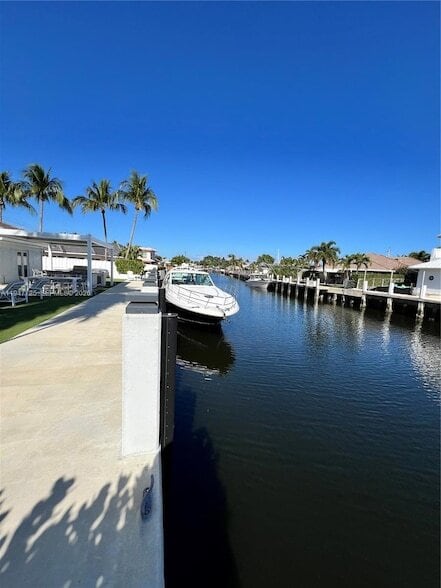 Building Photo - 5510 Bayview Dr