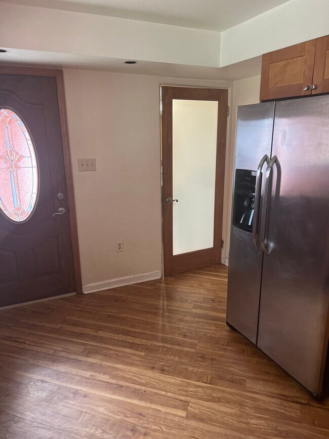 Building Photo - 2206 Sarah St