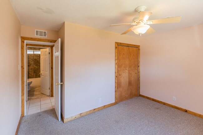 Building Photo - Beautiful 3 bedroom 1 bathroom home