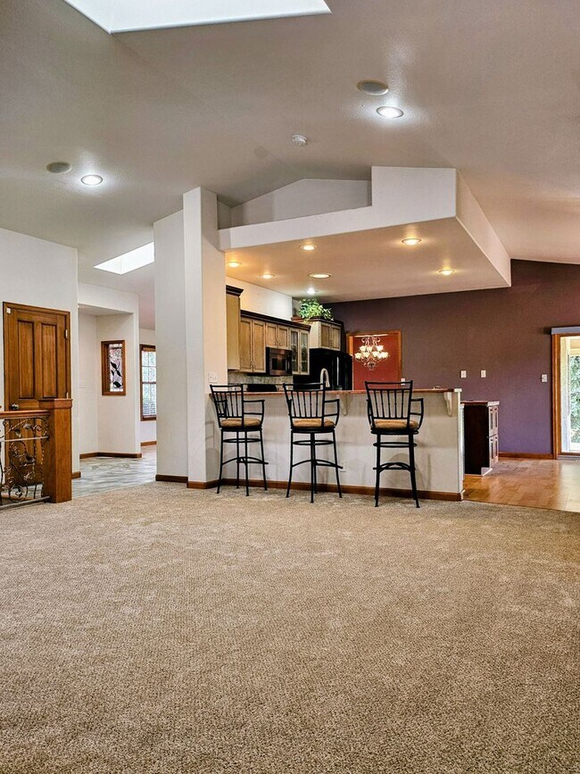 Building Photo - ALL PROSPECTIVE TENANTS MUST SUBMIT A $58 ...