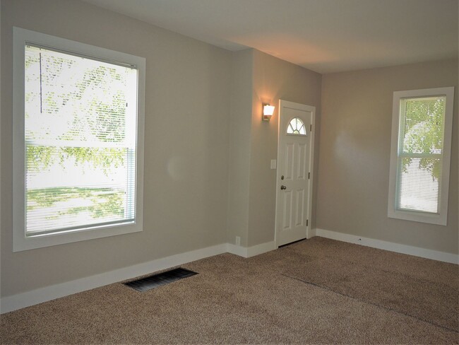 Building Photo - Classic Charm, Modern Comfort