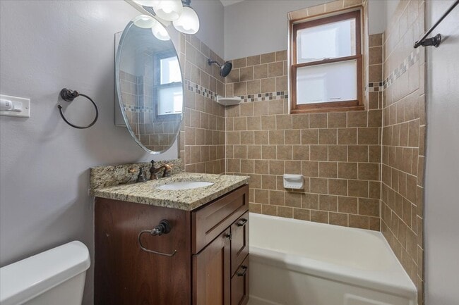 Building Photo - 630 W Waveland Ave