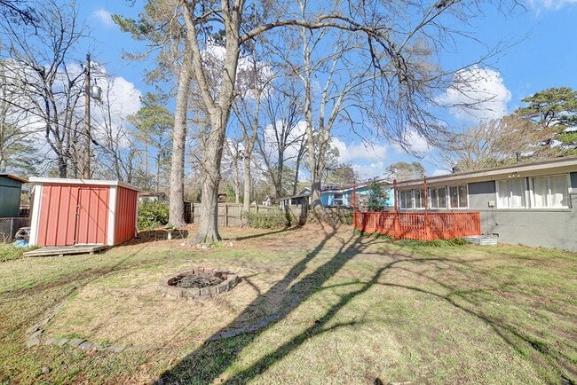 Building Photo - 204 Woodside Dr
