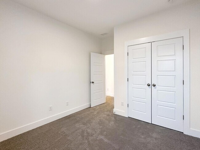 Building Photo - 250 Symphony Ave