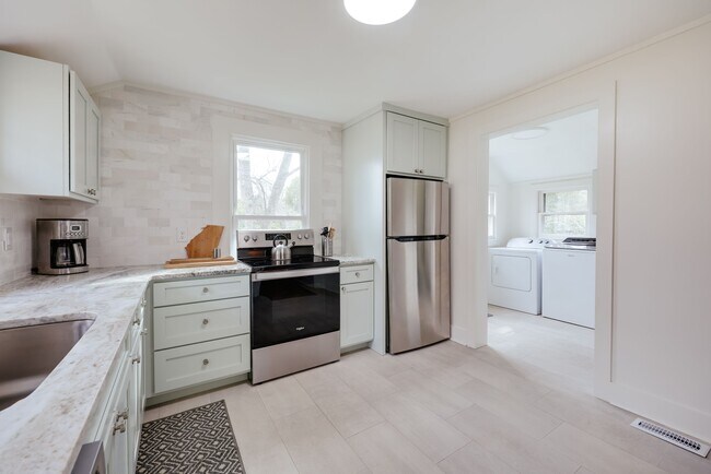 Building Photo - 150 Hall St