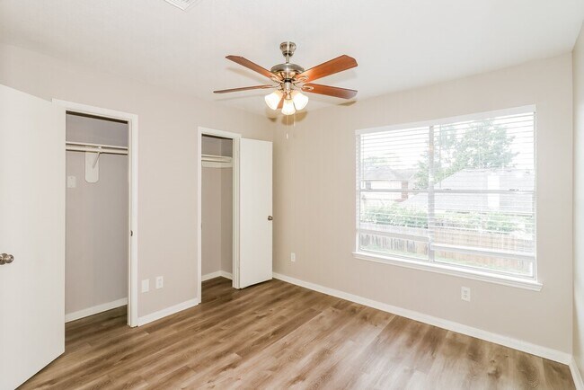 Building Photo - 15806 Mission Crest Ct