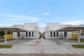 Building Photo - 10 Petri Dr