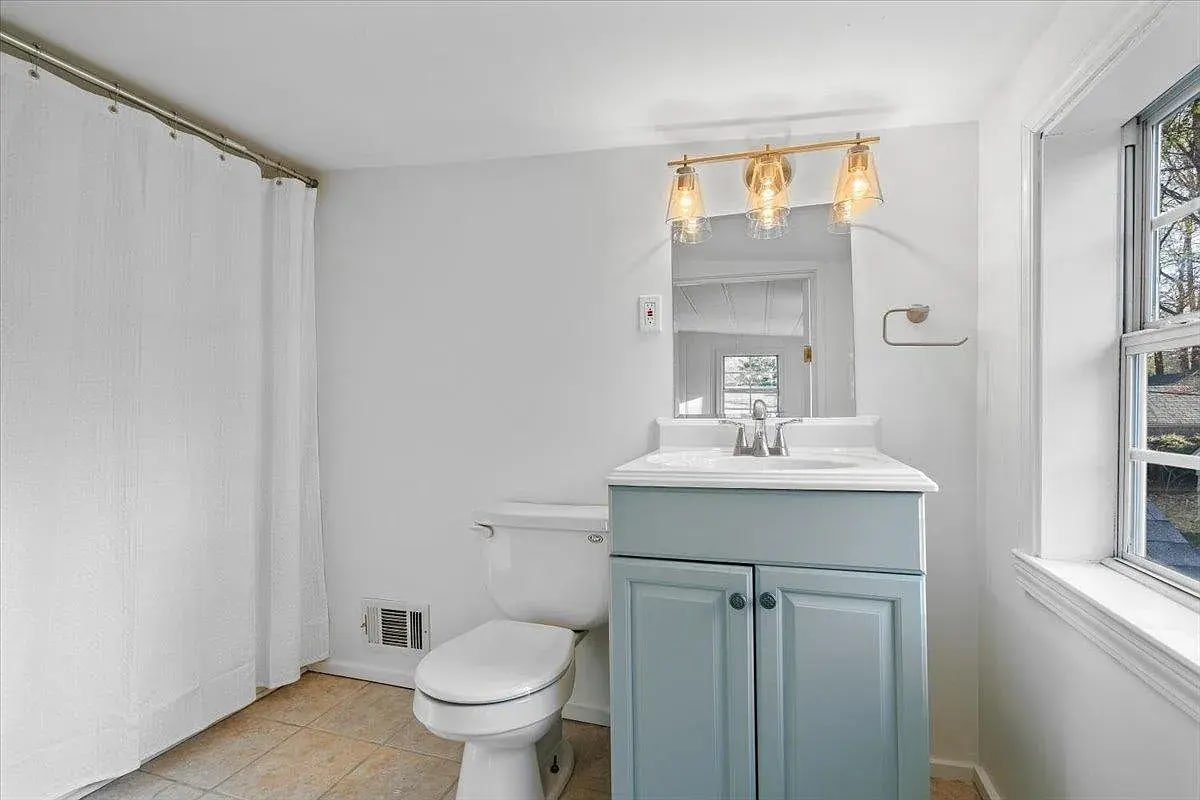 Upstairs Bathroom - 181 Picardy St