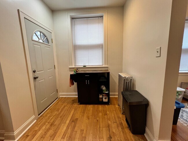 Building Photo - Lovely Renovated 1 BR In North Center