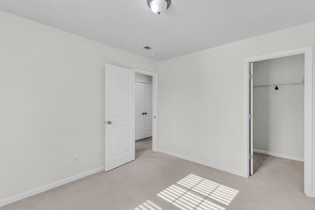 Building Photo - Spacious Summerville Home Near Historic Downtown