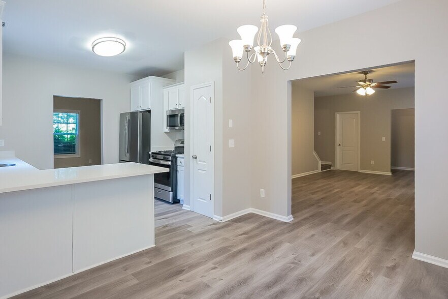 Building Photo - 4600 Ferncrest Pl