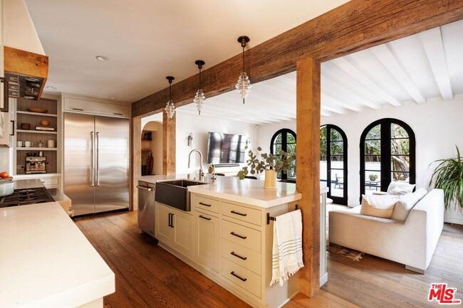 Building Photo - 6677 Maryland Dr