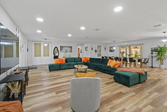 Building Photo - 13014 46th Ct N