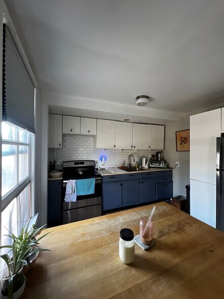 kitchen/ living room - 9 Kings Hwy E