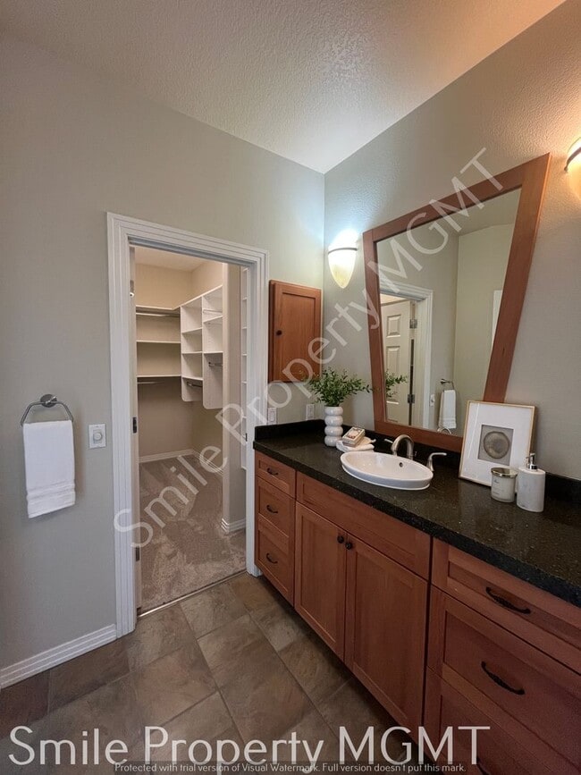 Building Photo - single house