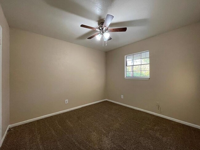 Building Photo - 809 Laurel Ln