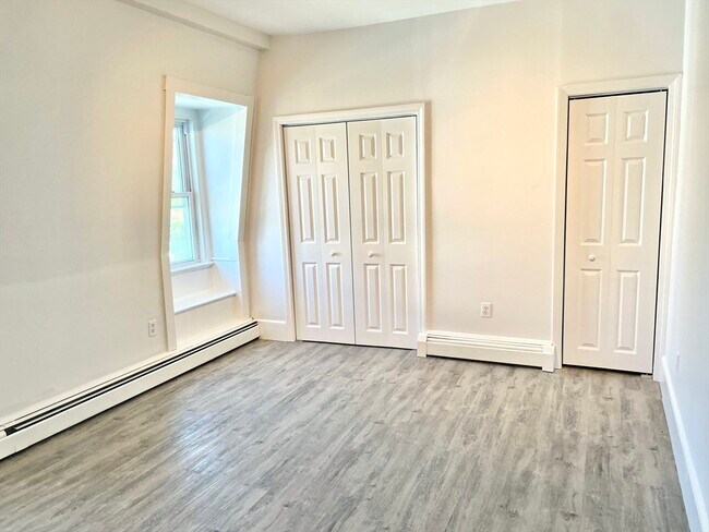 Building Photo - 655 E 7th St