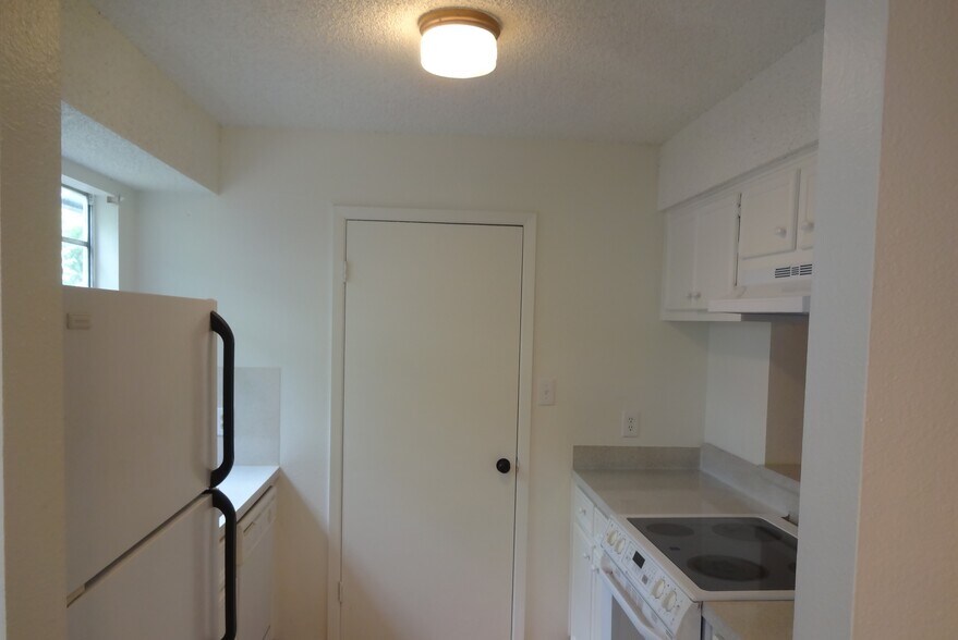 Building Photo - 901 Ken St