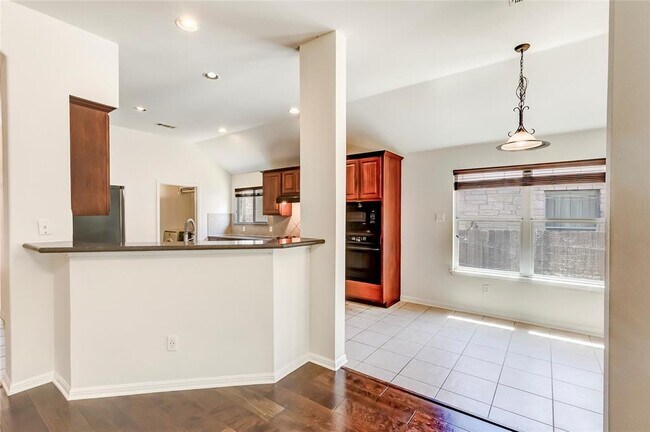 Building Photo - 15220 Fernhill Dr