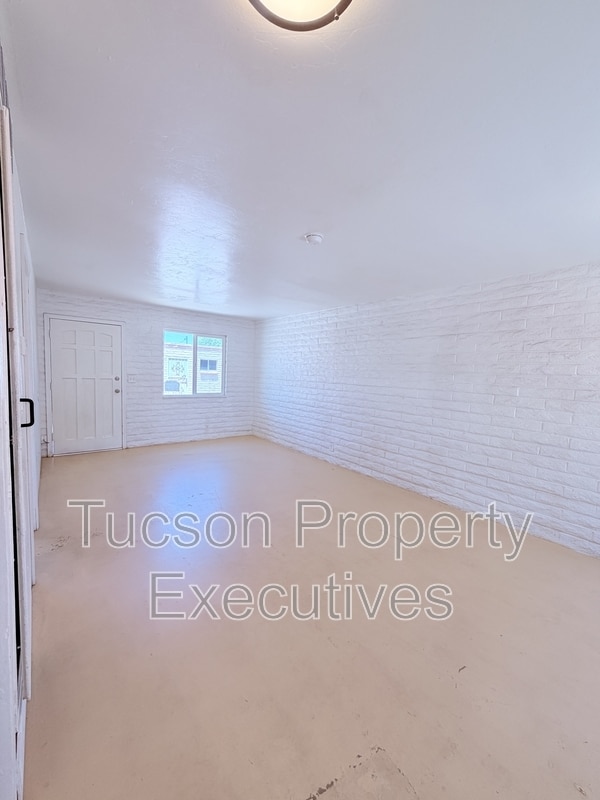 Building Photo - 319 E Blacklidge Dr