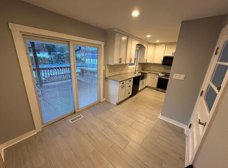 Nook area off kitchen - 4737 E Circle Dr NW