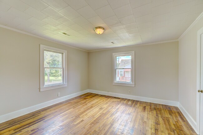 Building Photo - 300 E Academy St