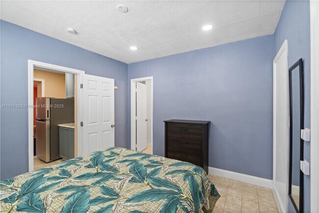 Building Photo - 570 W 46th Pl