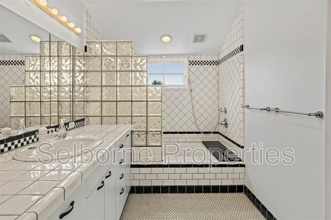 Building Photo - 25 Selborne Dr