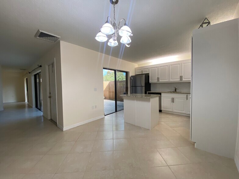 Building Photo - 1116 11th Ln