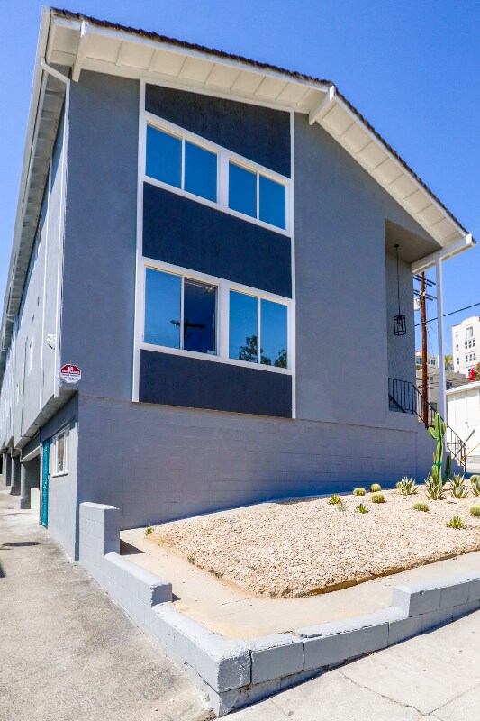 Building Photo - 900 W College St