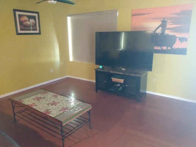 Building Photo - 1327 E Pierce St