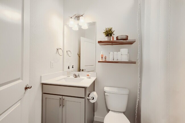 Building Photo - "Spacious 5-Bed Oasis with 3 Full Baths in Scenic Castle Rock – Your Dream Home Awaits!"
