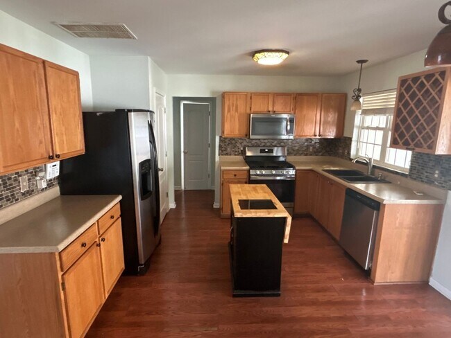 Building Photo - 3 Bed | 2.5 Bath Home in Raleigh with a Su...