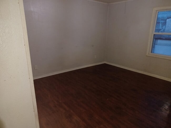 Building Photo - 214 E 8th St