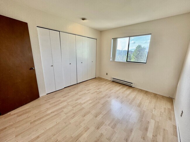 Building Photo - Lovely Fremont 2 Bedroom - Stellar Location! AVAILABLE 8/10/2026!