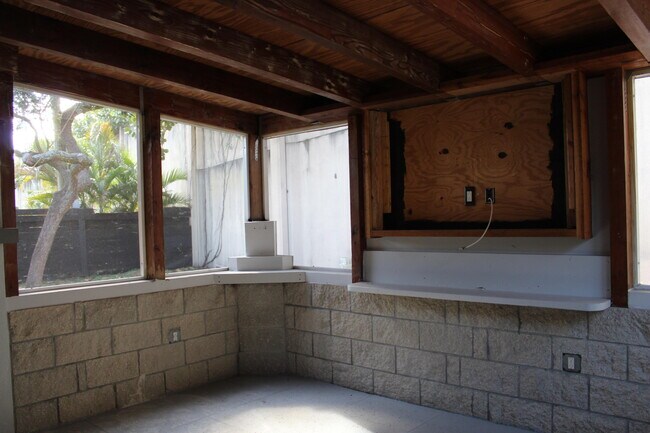 Building Photo - 921 Pine Terrace