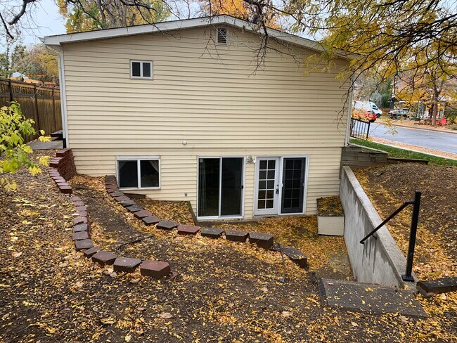 Building Photo - 705 Maple St