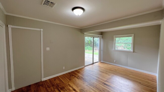 Building Photo - Hello Gorgeous !! 3- bedroom just waiting ...