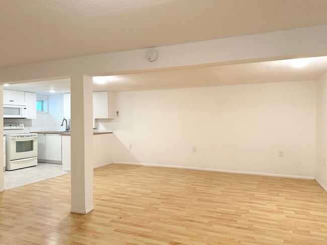 Building Photo - Converted Duplex 2 Bed 1 Bath w/ Private Y...