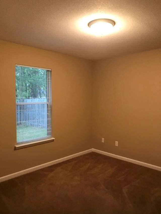 Building Photo - 2810 Dumont Dr