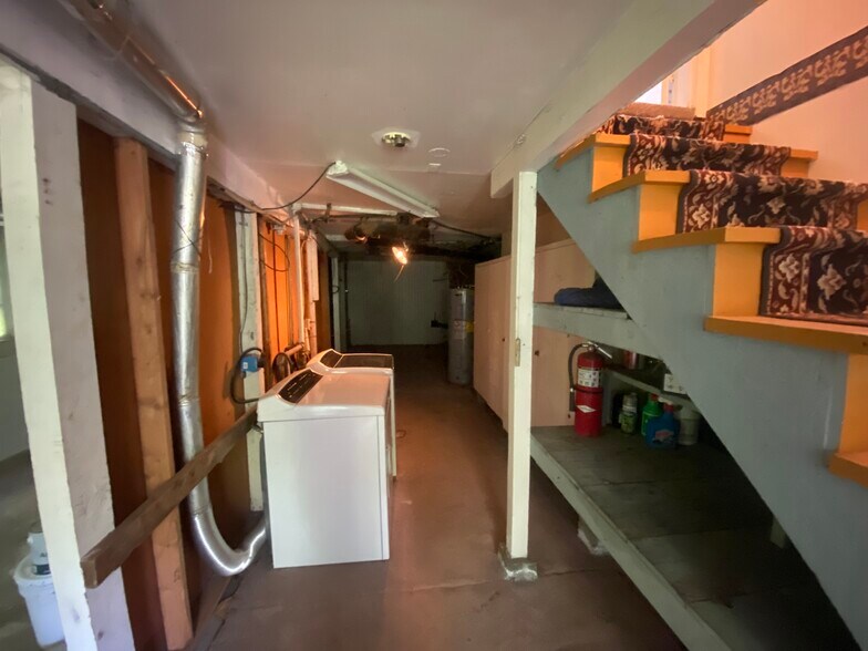 Building Photo - 2093 Tompkins St