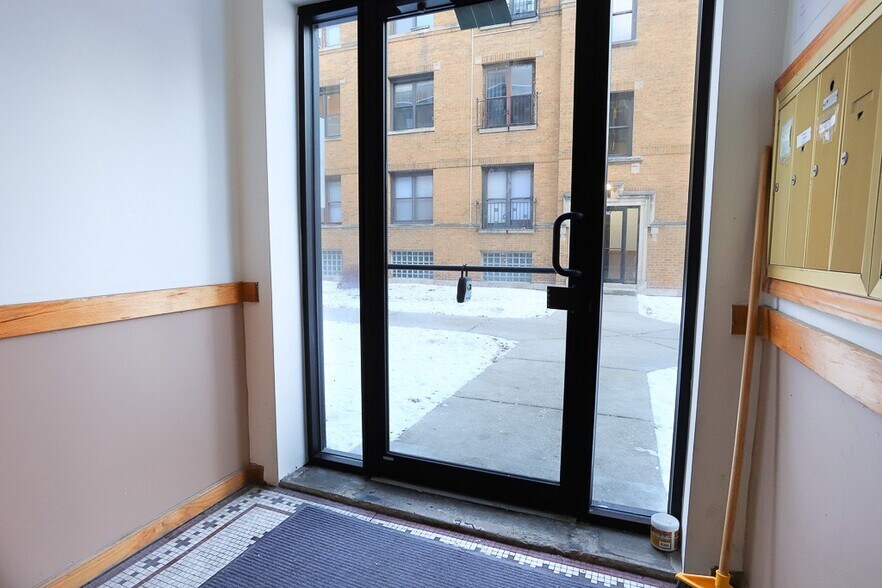 Building Photo - 732 W Roscoe St